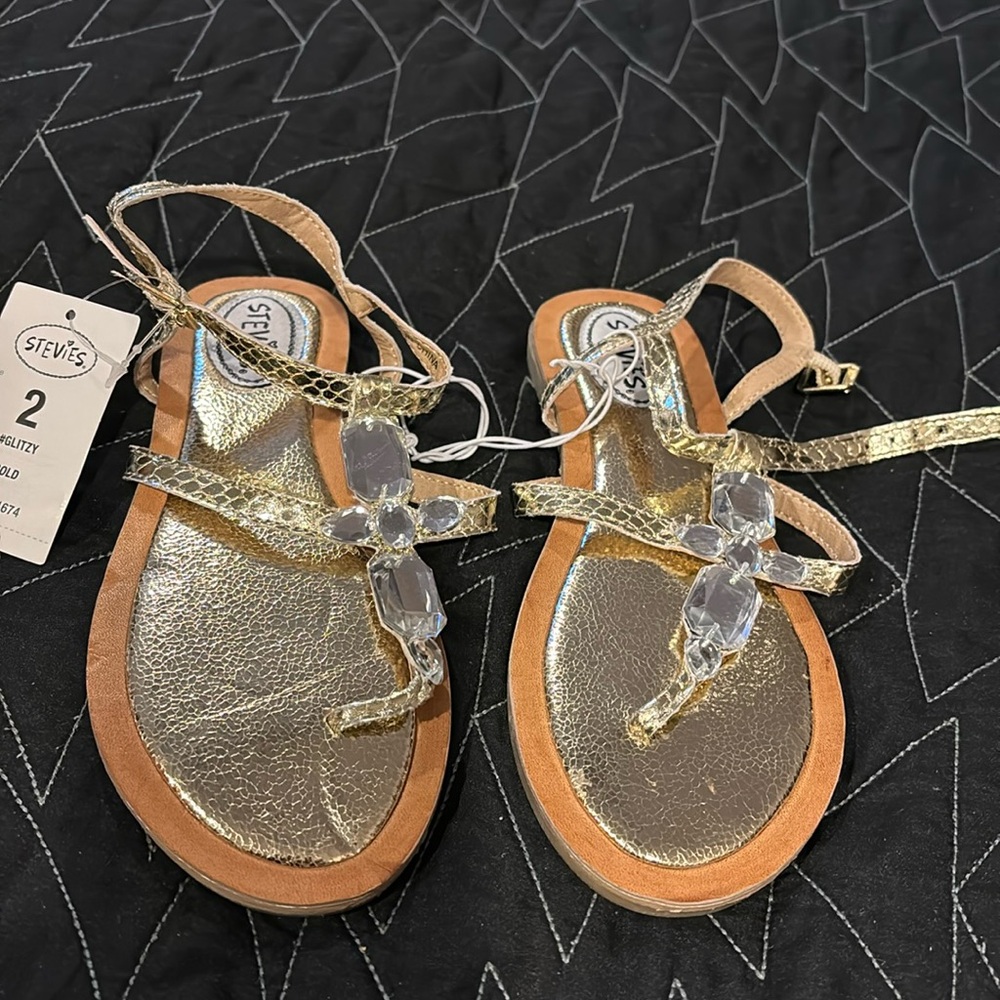 New NWT Stevie’s girls size 2 gold thong sandals with large beads